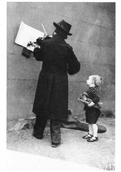 A Street Musician - photo de J. Furley Lewis